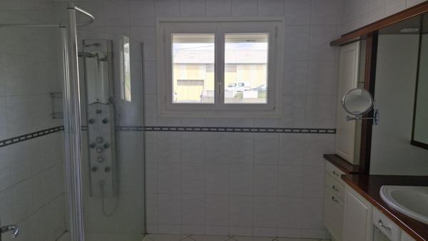 Maison d'habitation avec garages et terrain