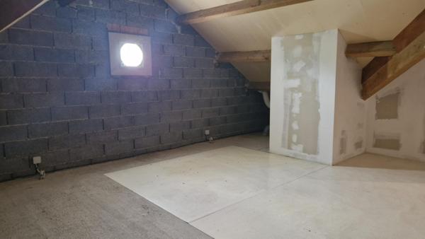 Maison d'habitation avec garages et terrain