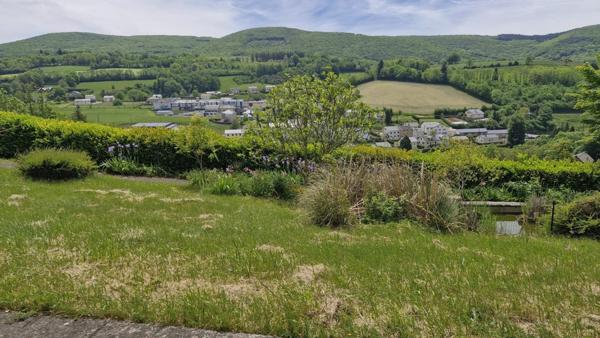 Maison d'habitation avec garages et terrain