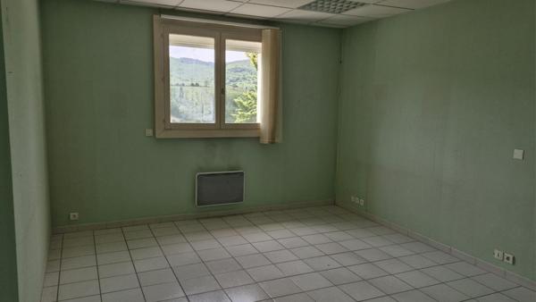 Maison d'habitation avec garages et terrain