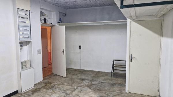 Maison d'habitation avec garages et terrain