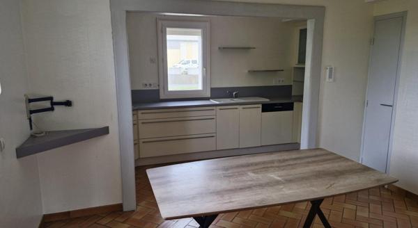 Maison d'habitation avec garages et terrain