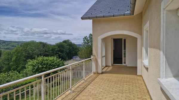 Maison d'habitation avec garages et terrain