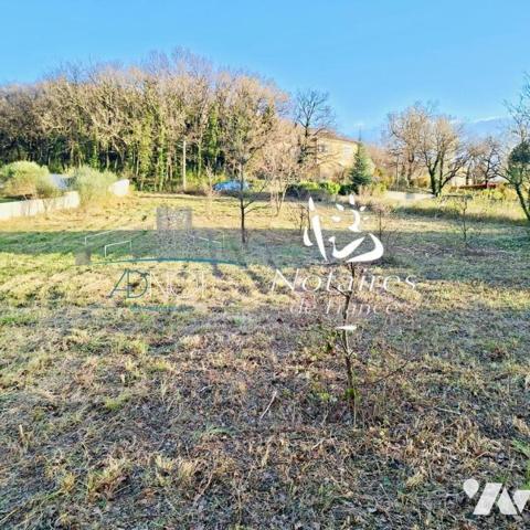 TRES BEAU TERRAIN A BATIR DE 900 M²
