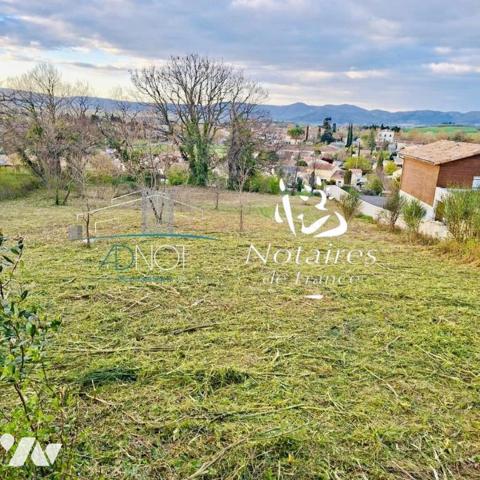 TRES BEAU TERRAIN A BATIR DE 900 M²