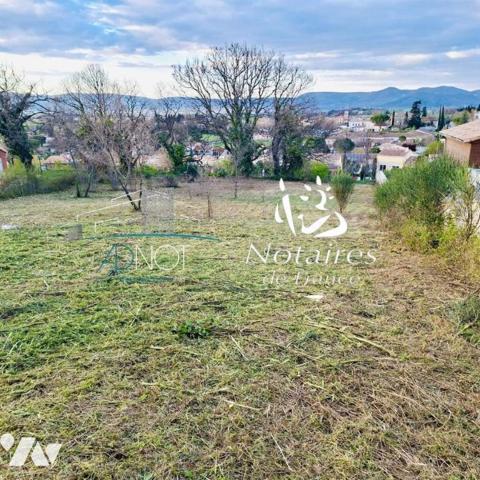 TRES BEAU TERRAIN A BATIR DE 900 M²