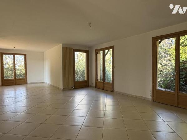 Maison traditionnelle contemporaine en campagne