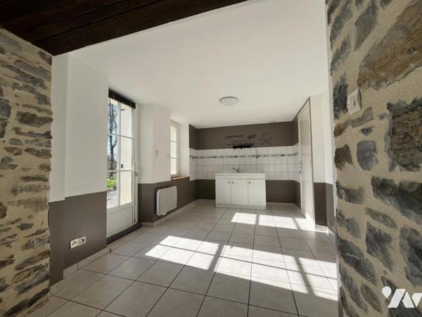 Maison en pierres réhabilitée en 2000 EVRON