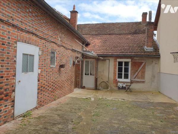 A VENDRE A MONTHELON - MAISON DE VILLAGE avec Cour - Garage - jardin et  Dépendances