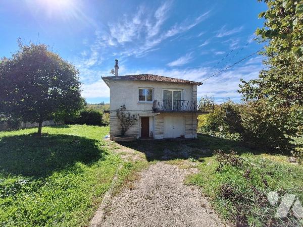 Maison de type 4 à rénover située à VILLEFRANCHE-DE-ROUERGUE, quartier Graves, sur deux niveaux.