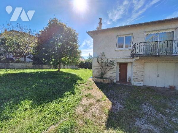 Maison de type 4 à rénover située à VILLEFRANCHE-DE-ROUERGUE, quartier Graves, sur deux niveaux.
