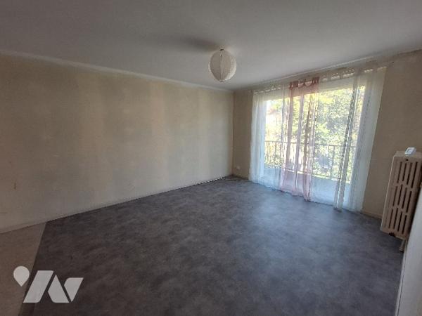 Maison de type 4 à rénover située à VILLEFRANCHE-DE-ROUERGUE, quartier Graves, sur deux niveaux.