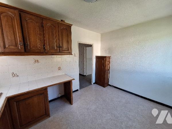 Maison de type 4 à rénover située à VILLEFRANCHE-DE-ROUERGUE, quartier Graves, sur deux niveaux.