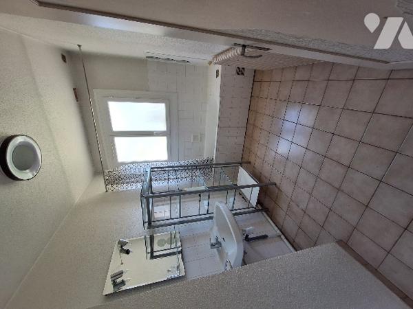 Maison de type 4 à rénover située à VILLEFRANCHE-DE-ROUERGUE, quartier Graves, sur deux niveaux.