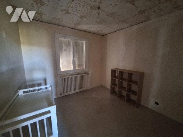 Maison de type 4 à rénover située à VILLEFRANCHE-DE-ROUERGUE, quartier Graves, sur deux niveaux.