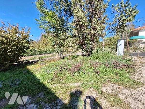 Maison de type 4 à rénover située à VILLEFRANCHE-DE-ROUERGUE, quartier Graves, sur deux niveaux.