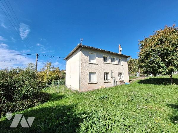 Maison de type 4 à rénover située à VILLEFRANCHE-DE-ROUERGUE, quartier Graves, sur deux niveaux.