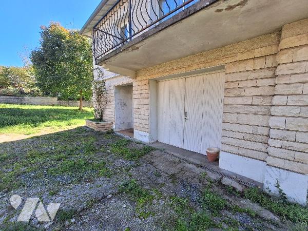 Maison de type 4 à rénover située à VILLEFRANCHE-DE-ROUERGUE, quartier Graves, sur deux niveaux.