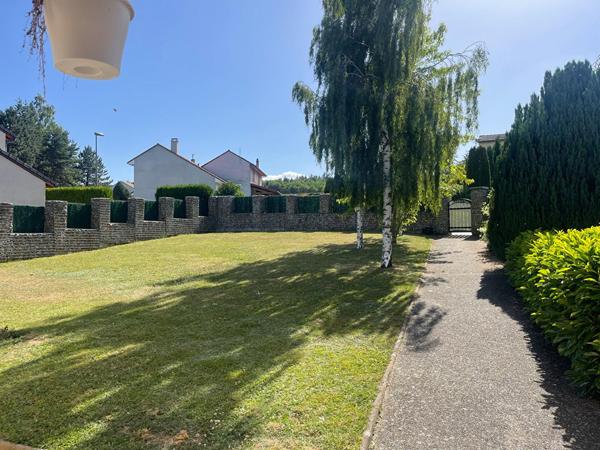 Belle maison avec 5 chambres,  garage et terrain dans centre d'Yssingeaux