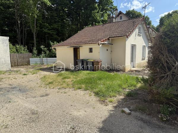 Pour les amoureux de la nature ,prés de la forêt de Sénart et à 5 min du centre ville de Montgeron ,un plain-pied très lumineux de 55 m² de surface habitable  sur un terrain de 408 m², ce bien donne directement accés  à la forêt  , cette maison se compose d’un couloir qui dessert une salle de bain équipée d'une baignoire et d'un lavabo, un WC séparé , un espace de rangements dans le couloir qui fera office de débarras, un séjour  spacieux et lumineux de 24 m² chauffé par un poêle à bois , une cuisine séparée donnant une vu sur la forêt  et une chambre  avec un placard de rangements. Tout ceci est chauffé par une pompe à chaleur récente qui a moins de deux ans! Ce bien a  un garage de 35 m² avec une belle hauteur sous plafond.
Un énorme potentiel d'agrandissement par le sol et à l'étage ou les deux , UNE POSSIBILITE DE CONSTRUIRE ENVIRON 150 M2 DE SURFACE HABITABLE .