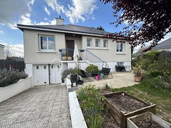 Dans un quartier recherché de Tours Nord, à deux pas des commodités, découvrez cette maison entièrement rénovée, prête à séduire ses futurs occupants.

Édifiée sur un terrain de 390 m² sans vis à vis totalement clôturé, la maison offre une belle surface habitable répartie sur deux niveaux :

 À l’étage : entrée avec rangements, cuisine indépendante, salon lumineux avec poêle à granulés, salle à manger, salle de bain, WC et 2 chambres, grenier aménagé en stockage. 
 En rez-de-jardin : un sous-sol aménagé récemment isolé, comprenant 3 chambres, une salle d’eau avec WC, un espace buanderie et un grand garage.

  idéal pour une famille ou un projet locatif.