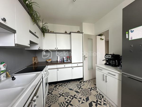 Dans un quartier recherché de Tours Nord, à deux pas des commodités, découvrez cette maison entièrement rénovée, prête à séduire ses futurs occupants.

Édifiée sur un terrain de 390 m² sans vis à vis totalement clôturé, la maison offre une belle surface habitable répartie sur deux niveaux :

 À l’étage : entrée avec rangements, cuisine indépendante, salon lumineux avec poêle à granulés, salle à manger, salle de bain, WC et 2 chambres, grenier aménagé en stockage. 
 En rez-de-jardin : un sous-sol aménagé récemment isolé, comprenant 3 chambres, une salle d’eau avec WC, un espace buanderie et un grand garage.

  idéal pour une famille ou un projet locatif.