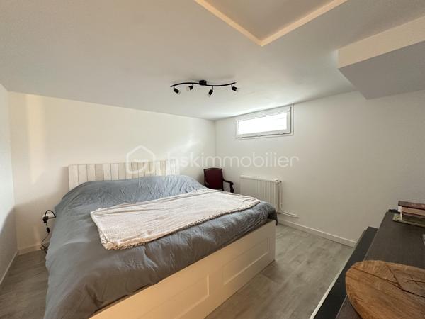 Dans un quartier recherché de Tours Nord, à deux pas des commodités, découvrez cette maison entièrement rénovée, prête à séduire ses futurs occupants.

Édifiée sur un terrain de 390 m² sans vis à vis totalement clôturé, la maison offre une belle surface habitable répartie sur deux niveaux :

 À l’étage : entrée avec rangements, cuisine indépendante, salon lumineux avec poêle à granulés, salle à manger, salle de bain, WC et 2 chambres, grenier aménagé en stockage. 
 En rez-de-jardin : un sous-sol aménagé récemment isolé, comprenant 3 chambres, une salle d’eau avec WC, un espace buanderie et un grand garage.

  idéal pour une famille ou un projet locatif.