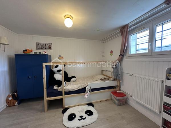 Dans un quartier recherché de Tours Nord, à deux pas des commodités, découvrez cette maison entièrement rénovée, prête à séduire ses futurs occupants.

Édifiée sur un terrain de 390 m² sans vis à vis totalement clôturé, la maison offre une belle surface habitable répartie sur deux niveaux :

 À l’étage : entrée avec rangements, cuisine indépendante, salon lumineux avec poêle à granulés, salle à manger, salle de bain, WC et 2 chambres, grenier aménagé en stockage. 
 En rez-de-jardin : un sous-sol aménagé récemment isolé, comprenant 3 chambres, une salle d’eau avec WC, un espace buanderie et un grand garage.

  idéal pour une famille ou un projet locatif.