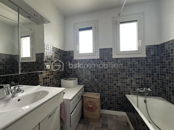 Dans un quartier recherché de Tours Nord, à deux pas des commodités, découvrez cette maison entièrement rénovée, prête à séduire ses futurs occupants.

Édifiée sur un terrain de 390 m² sans vis à vis totalement clôturé, la maison offre une belle surface habitable répartie sur deux niveaux :

 À l’étage : entrée avec rangements, cuisine indépendante, salon lumineux avec poêle à granulés, salle à manger, salle de bain, WC et 2 chambres, grenier aménagé en stockage. 
 En rez-de-jardin : un sous-sol aménagé récemment isolé, comprenant 3 chambres, une salle d’eau avec WC, un espace buanderie et un grand garage.

  idéal pour une famille ou un projet locatif.