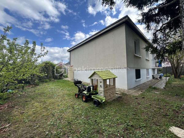 Dans un quartier recherché de Tours Nord, à deux pas des commodités, découvrez cette maison entièrement rénovée, prête à séduire ses futurs occupants.

Édifiée sur un terrain de 390 m² sans vis à vis totalement clôturé, la maison offre une belle surface habitable répartie sur deux niveaux :

 À l’étage : entrée avec rangements, cuisine indépendante, salon lumineux avec poêle à granulés, salle à manger, salle de bain, WC et 2 chambres, grenier aménagé en stockage. 
 En rez-de-jardin : un sous-sol aménagé récemment isolé, comprenant 3 chambres, une salle d’eau avec WC, un espace buanderie et un grand garage.

  idéal pour une famille ou un projet locatif.