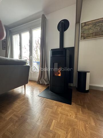 Dans un quartier recherché de Tours Nord, à deux pas des commodités, découvrez cette maison entièrement rénovée, prête à séduire ses futurs occupants.

Édifiée sur un terrain de 390 m² sans vis à vis totalement clôturé, la maison offre une belle surface habitable répartie sur deux niveaux :

 À l’étage : entrée avec rangements, cuisine indépendante, salon lumineux avec poêle à granulés, salle à manger, salle de bain, WC et 2 chambres, grenier aménagé en stockage. 
 En rez-de-jardin : un sous-sol aménagé récemment isolé, comprenant 3 chambres, une salle d’eau avec WC, un espace buanderie et un grand garage.

  idéal pour une famille ou un projet locatif.