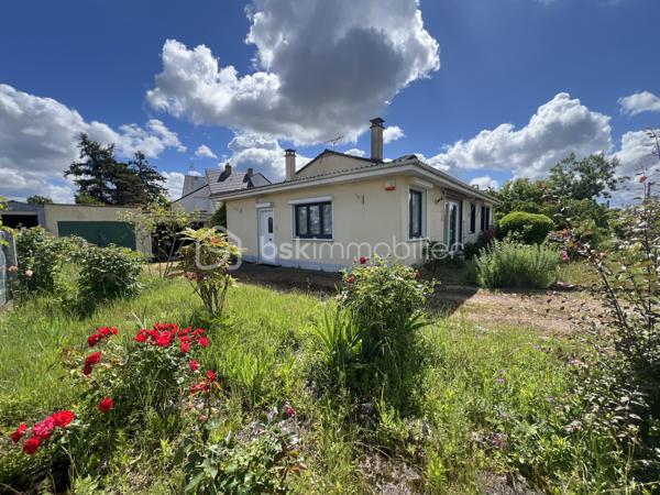 Située dans un environnement agréable sur la commune recherchée de Saint-Pryvé-Saint-Mesmin, découvrez cette maison de plain-pied d’environ 100 m² implantée sur une belle parcelle de 809 m².
Elle se compose d’une entrée, d’une chaufferie, d’une spacieuse pièce de vie avec cuisine aménagée et équipée, de trois chambres, d’une salle d’eau ainsi que de toilettes indépendantes.
Côté annexes, vous bénéficierez de deux garages, dont un équipé d’une porte motorisée.
Cette maison offre un beau potentiel et nécessitera quelques travaux de rafraîchissement pour être remise au goût du jour.
Un bien fonctionnel et confortable, idéal pour une famille souhaitant profiter du calme tout en restant à proximité immédiate d’Orléans.