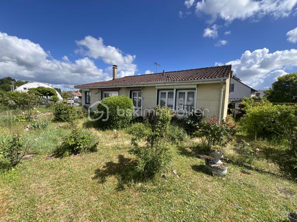 Située dans un environnement agréable sur la commune recherchée de Saint-Pryvé-Saint-Mesmin, découvrez cette maison de plain-pied d’environ 100 m² implantée sur une belle parcelle de 809 m².
Elle se compose d’une entrée, d’une chaufferie, d’une spacieuse pièce de vie avec cuisine aménagée et équipée, de trois chambres, d’une salle d’eau ainsi que de toilettes indépendantes.
Côté annexes, vous bénéficierez de deux garages, dont un équipé d’une porte motorisée.
Cette maison offre un beau potentiel et nécessitera quelques travaux de rafraîchissement pour être remise au goût du jour.
Un bien fonctionnel et confortable, idéal pour une famille souhaitant profiter du calme tout en restant à proximité immédiate d’Orléans.