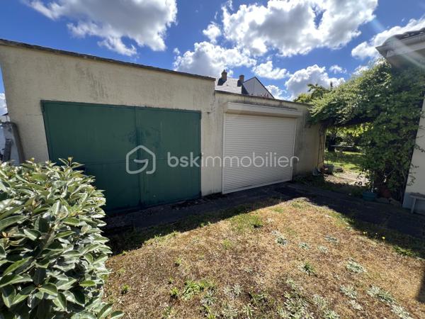 Située dans un environnement agréable sur la commune recherchée de Saint-Pryvé-Saint-Mesmin, découvrez cette maison de plain-pied d’environ 100 m² implantée sur une belle parcelle de 809 m².
Elle se compose d’une entrée, d’une chaufferie, d’une spacieuse pièce de vie avec cuisine aménagée et équipée, de trois chambres, d’une salle d’eau ainsi que de toilettes indépendantes.
Côté annexes, vous bénéficierez de deux garages, dont un équipé d’une porte motorisée.
Cette maison offre un beau potentiel et nécessitera quelques travaux de rafraîchissement pour être remise au goût du jour.
Un bien fonctionnel et confortable, idéal pour une famille souhaitant profiter du calme tout en restant à proximité immédiate d’Orléans.