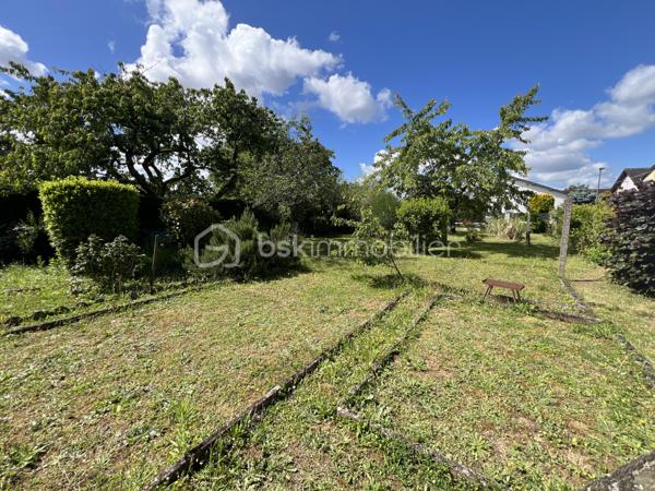 Située dans un environnement agréable sur la commune recherchée de Saint-Pryvé-Saint-Mesmin, découvrez cette maison de plain-pied d’environ 100 m² implantée sur une belle parcelle de 809 m².
Elle se compose d’une entrée, d’une chaufferie, d’une spacieuse pièce de vie avec cuisine aménagée et équipée, de trois chambres, d’une salle d’eau ainsi que de toilettes indépendantes.
Côté annexes, vous bénéficierez de deux garages, dont un équipé d’une porte motorisée.
Cette maison offre un beau potentiel et nécessitera quelques travaux de rafraîchissement pour être remise au goût du jour.
Un bien fonctionnel et confortable, idéal pour une famille souhaitant profiter du calme tout en restant à proximité immédiate d’Orléans.