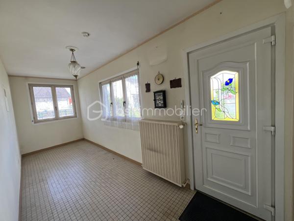 Située dans un environnement agréable sur la commune recherchée de Saint-Pryvé-Saint-Mesmin, découvrez cette maison de plain-pied d’environ 100 m² implantée sur une belle parcelle de 809 m².
Elle se compose d’une entrée, d’une chaufferie, d’une spacieuse pièce de vie avec cuisine aménagée et équipée, de trois chambres, d’une salle d’eau ainsi que de toilettes indépendantes.
Côté annexes, vous bénéficierez de deux garages, dont un équipé d’une porte motorisée.
Cette maison offre un beau potentiel et nécessitera quelques travaux de rafraîchissement pour être remise au goût du jour.
Un bien fonctionnel et confortable, idéal pour une famille souhaitant profiter du calme tout en restant à proximité immédiate d’Orléans.