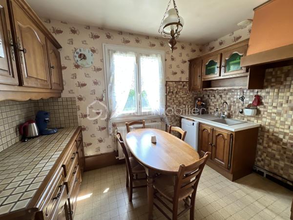 Située dans un environnement agréable sur la commune recherchée de Saint-Pryvé-Saint-Mesmin, découvrez cette maison de plain-pied d’environ 100 m² implantée sur une belle parcelle de 809 m².
Elle se compose d’une entrée, d’une chaufferie, d’une spacieuse pièce de vie avec cuisine aménagée et équipée, de trois chambres, d’une salle d’eau ainsi que de toilettes indépendantes.
Côté annexes, vous bénéficierez de deux garages, dont un équipé d’une porte motorisée.
Cette maison offre un beau potentiel et nécessitera quelques travaux de rafraîchissement pour être remise au goût du jour.
Un bien fonctionnel et confortable, idéal pour une famille souhaitant profiter du calme tout en restant à proximité immédiate d’Orléans.