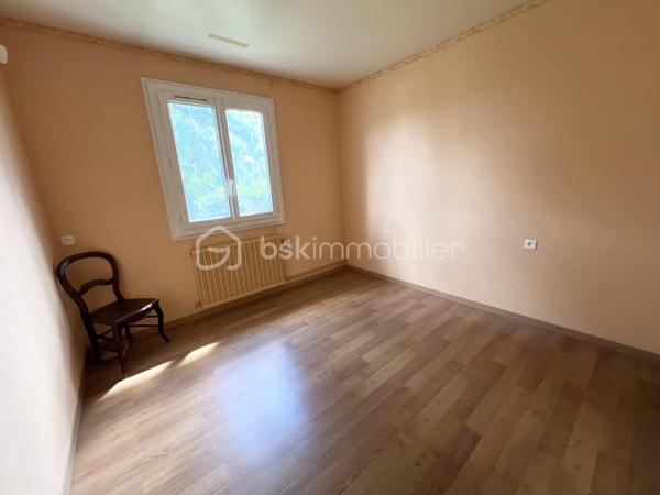 Située dans un environnement agréable sur la commune recherchée de Saint-Pryvé-Saint-Mesmin, découvrez cette maison de plain-pied d’environ 100 m² implantée sur une belle parcelle de 809 m².
Elle se compose d’une entrée, d’une chaufferie, d’une spacieuse pièce de vie avec cuisine aménagée et équipée, de trois chambres, d’une salle d’eau ainsi que de toilettes indépendantes.
Côté annexes, vous bénéficierez de deux garages, dont un équipé d’une porte motorisée.
Cette maison offre un beau potentiel et nécessitera quelques travaux de rafraîchissement pour être remise au goût du jour.
Un bien fonctionnel et confortable, idéal pour une famille souhaitant profiter du calme tout en restant à proximité immédiate d’Orléans.