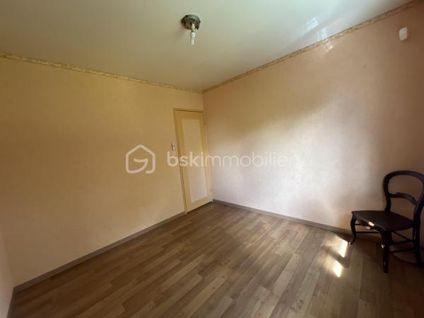 Située dans un environnement agréable sur la commune recherchée de Saint-Pryvé-Saint-Mesmin, découvrez cette maison de plain-pied d’environ 100 m² implantée sur une belle parcelle de 809 m².
Elle se compose d’une entrée, d’une chaufferie, d’une spacieuse pièce de vie avec cuisine aménagée et équipée, de trois chambres, d’une salle d’eau ainsi que de toilettes indépendantes.
Côté annexes, vous bénéficierez de deux garages, dont un équipé d’une porte motorisée.
Cette maison offre un beau potentiel et nécessitera quelques travaux de rafraîchissement pour être remise au goût du jour.
Un bien fonctionnel et confortable, idéal pour une famille souhaitant profiter du calme tout en restant à proximité immédiate d’Orléans.