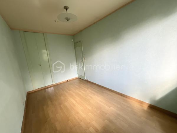 Située dans un environnement agréable sur la commune recherchée de Saint-Pryvé-Saint-Mesmin, découvrez cette maison de plain-pied d’environ 100 m² implantée sur une belle parcelle de 809 m².
Elle se compose d’une entrée, d’une chaufferie, d’une spacieuse pièce de vie avec cuisine aménagée et équipée, de trois chambres, d’une salle d’eau ainsi que de toilettes indépendantes.
Côté annexes, vous bénéficierez de deux garages, dont un équipé d’une porte motorisée.
Cette maison offre un beau potentiel et nécessitera quelques travaux de rafraîchissement pour être remise au goût du jour.
Un bien fonctionnel et confortable, idéal pour une famille souhaitant profiter du calme tout en restant à proximité immédiate d’Orléans.