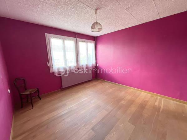 Située dans un environnement agréable sur la commune recherchée de Saint-Pryvé-Saint-Mesmin, découvrez cette maison de plain-pied d’environ 100 m² implantée sur une belle parcelle de 809 m².
Elle se compose d’une entrée, d’une chaufferie, d’une spacieuse pièce de vie avec cuisine aménagée et équipée, de trois chambres, d’une salle d’eau ainsi que de toilettes indépendantes.
Côté annexes, vous bénéficierez de deux garages, dont un équipé d’une porte motorisée.
Cette maison offre un beau potentiel et nécessitera quelques travaux de rafraîchissement pour être remise au goût du jour.
Un bien fonctionnel et confortable, idéal pour une famille souhaitant profiter du calme tout en restant à proximité immédiate d’Orléans.