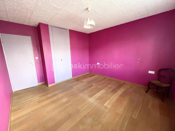 Située dans un environnement agréable sur la commune recherchée de Saint-Pryvé-Saint-Mesmin, découvrez cette maison de plain-pied d’environ 100 m² implantée sur une belle parcelle de 809 m².
Elle se compose d’une entrée, d’une chaufferie, d’une spacieuse pièce de vie avec cuisine aménagée et équipée, de trois chambres, d’une salle d’eau ainsi que de toilettes indépendantes.
Côté annexes, vous bénéficierez de deux garages, dont un équipé d’une porte motorisée.
Cette maison offre un beau potentiel et nécessitera quelques travaux de rafraîchissement pour être remise au goût du jour.
Un bien fonctionnel et confortable, idéal pour une famille souhaitant profiter du calme tout en restant à proximité immédiate d’Orléans.