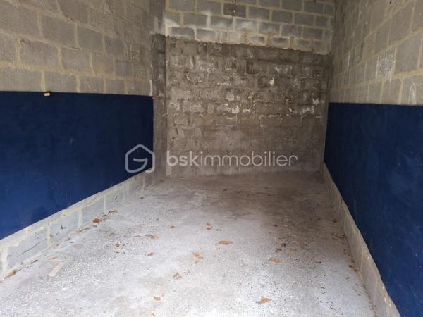 A SAISIR !

Tout près du centre ville de DIEPPE, dans un quartier très recherché,  à 2 pas de la gare, de l'hôpital, de la plage et de la rue piétonne.
Dans une cour de plusieurs box, copropriété gérée par un syndic bénévole  (très faibles charges annuelles  env 60€/an), découvrez le box numéro 15, d'une superficie de 14 m2 ( largeur 2m50 ), totalement sain,  et sa remise attenante idéale pour stockage divers ou entreposage de 2 roues ( largeur porte 0,82 m ). Cet ensemble est actuellement loué à 2 locataires différents mais leur bail prévoit un préavis d'un mois.

Vous êtes un particulier désireux de sécuriser son véhicule  ou un investisseur à la recherche d'un rendement locatif en centre ville ?
Ne ratez pas cette opportunité aux atouts multiples : box fermé, dimensions pratiques, accès facile, en bon état.

Bien non soumis au DPE

Pour plus d'infos (taxe foncière, charges de copro) contactez-moi du lundi au dimanche au 06 89 96 20 74