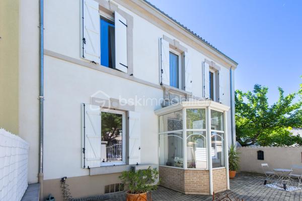 Belle maison de caractère située en centre-ville de Miramas, dans les Bouches-du-Rhône. Avec ses 150 m² habitables répartis sur deux niveaux, elle offre de beaux volumes et un cadre de vie agréable, idéal pour une famille.

Au rez-de-chaussée, vous découvrez une entrée, un vaste salon, une salle à manger, une cuisine indépendante, une buanderie et un WC. Les hauteurs sous plafond généreuses — plus de 3 mètres — apportent une vraie sensation d'espace et de luminosité. La configuration du rez-de-chaussée offre également la possibilité de créer une chambre supplémentaire sans aucun travaux, un vrai plus pour les familles.

À l'étage, la maison propose 4 chambres avec leurs placards, une salle d'eau et un palier spacieux.

La maison bénéficie également d'annexes très appréciables : une véranda de 34 m², une buanderie, deux caves en sous-sol.

Côté équipements, le bien est chauffé et climatisé par une pompe à chaleur air/air, et dispose de panneaux photovoltaïques. Les menuiseries sont en double vitrage.