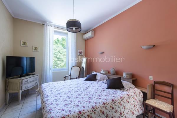 Belle maison de caractère située en centre-ville de Miramas, dans les Bouches-du-Rhône. Avec ses 150 m² habitables répartis sur deux niveaux, elle offre de beaux volumes et un cadre de vie agréable, idéal pour une famille.

Au rez-de-chaussée, vous découvrez une entrée, un vaste salon, une salle à manger, une cuisine indépendante, une buanderie et un WC. Les hauteurs sous plafond généreuses — plus de 3 mètres — apportent une vraie sensation d'espace et de luminosité. La configuration du rez-de-chaussée offre également la possibilité de créer une chambre supplémentaire sans aucun travaux, un vrai plus pour les familles.

À l'étage, la maison propose 4 chambres avec leurs placards, une salle d'eau et un palier spacieux.

La maison bénéficie également d'annexes très appréciables : une véranda de 34 m², une buanderie, deux caves en sous-sol.

Côté équipements, le bien est chauffé et climatisé par une pompe à chaleur air/air, et dispose de panneaux photovoltaïques. Les menuiseries sont en double vitrage.