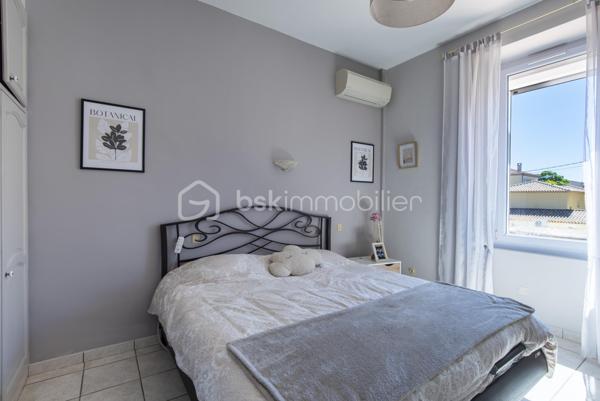 Belle maison de caractère située en centre-ville de Miramas, dans les Bouches-du-Rhône. Avec ses 150 m² habitables répartis sur deux niveaux, elle offre de beaux volumes et un cadre de vie agréable, idéal pour une famille.

Au rez-de-chaussée, vous découvrez une entrée, un vaste salon, une salle à manger, une cuisine indépendante, une buanderie et un WC. Les hauteurs sous plafond généreuses — plus de 3 mètres — apportent une vraie sensation d'espace et de luminosité. La configuration du rez-de-chaussée offre également la possibilité de créer une chambre supplémentaire sans aucun travaux, un vrai plus pour les familles.

À l'étage, la maison propose 4 chambres avec leurs placards, une salle d'eau et un palier spacieux.

La maison bénéficie également d'annexes très appréciables : une véranda de 34 m², une buanderie, deux caves en sous-sol.

Côté équipements, le bien est chauffé et climatisé par une pompe à chaleur air/air, et dispose de panneaux photovoltaïques. Les menuiseries sont en double vitrage.