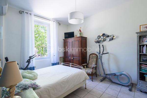 Belle maison de caractère située en centre-ville de Miramas, dans les Bouches-du-Rhône. Avec ses 150 m² habitables répartis sur deux niveaux, elle offre de beaux volumes et un cadre de vie agréable, idéal pour une famille.

Au rez-de-chaussée, vous découvrez une entrée, un vaste salon, une salle à manger, une cuisine indépendante, une buanderie et un WC. Les hauteurs sous plafond généreuses — plus de 3 mètres — apportent une vraie sensation d'espace et de luminosité. La configuration du rez-de-chaussée offre également la possibilité de créer une chambre supplémentaire sans aucun travaux, un vrai plus pour les familles.

À l'étage, la maison propose 4 chambres avec leurs placards, une salle d'eau et un palier spacieux.

La maison bénéficie également d'annexes très appréciables : une véranda de 34 m², une buanderie, deux caves en sous-sol.

Côté équipements, le bien est chauffé et climatisé par une pompe à chaleur air/air, et dispose de panneaux photovoltaïques. Les menuiseries sont en double vitrage.