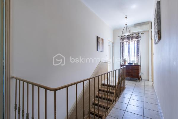 Belle maison de caractère située en centre-ville de Miramas, dans les Bouches-du-Rhône. Avec ses 150 m² habitables répartis sur deux niveaux, elle offre de beaux volumes et un cadre de vie agréable, idéal pour une famille.

Au rez-de-chaussée, vous découvrez une entrée, un vaste salon, une salle à manger, une cuisine indépendante, une buanderie et un WC. Les hauteurs sous plafond généreuses — plus de 3 mètres — apportent une vraie sensation d'espace et de luminosité. La configuration du rez-de-chaussée offre également la possibilité de créer une chambre supplémentaire sans aucun travaux, un vrai plus pour les familles.

À l'étage, la maison propose 4 chambres avec leurs placards, une salle d'eau et un palier spacieux.

La maison bénéficie également d'annexes très appréciables : une véranda de 34 m², une buanderie, deux caves en sous-sol.

Côté équipements, le bien est chauffé et climatisé par une pompe à chaleur air/air, et dispose de panneaux photovoltaïques. Les menuiseries sont en double vitrage.