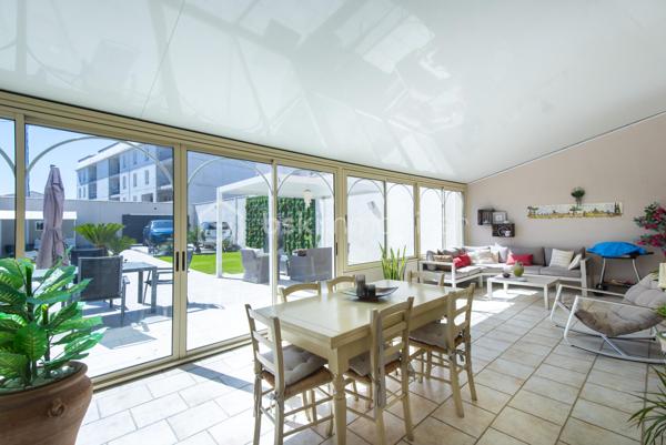 Belle maison de caractère située en centre-ville de Miramas, dans les Bouches-du-Rhône. Avec ses 150 m² habitables répartis sur deux niveaux, elle offre de beaux volumes et un cadre de vie agréable, idéal pour une famille.

Au rez-de-chaussée, vous découvrez une entrée, un vaste salon, une salle à manger, une cuisine indépendante, une buanderie et un WC. Les hauteurs sous plafond généreuses — plus de 3 mètres — apportent une vraie sensation d'espace et de luminosité. La configuration du rez-de-chaussée offre également la possibilité de créer une chambre supplémentaire sans aucun travaux, un vrai plus pour les familles.

À l'étage, la maison propose 4 chambres avec leurs placards, une salle d'eau et un palier spacieux.

La maison bénéficie également d'annexes très appréciables : une véranda de 34 m², une buanderie, deux caves en sous-sol.

Côté équipements, le bien est chauffé et climatisé par une pompe à chaleur air/air, et dispose de panneaux photovoltaïques. Les menuiseries sont en double vitrage.