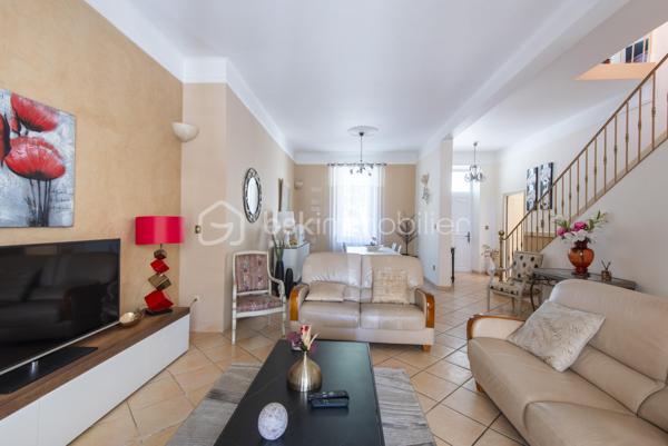 Belle maison de caractère située en centre-ville de Miramas, dans les Bouches-du-Rhône. Avec ses 150 m² habitables répartis sur deux niveaux, elle offre de beaux volumes et un cadre de vie agréable, idéal pour une famille.

Au rez-de-chaussée, vous découvrez une entrée, un vaste salon, une salle à manger, une cuisine indépendante, une buanderie et un WC. Les hauteurs sous plafond généreuses — plus de 3 mètres — apportent une vraie sensation d'espace et de luminosité. La configuration du rez-de-chaussée offre également la possibilité de créer une chambre supplémentaire sans aucun travaux, un vrai plus pour les familles.

À l'étage, la maison propose 4 chambres avec leurs placards, une salle d'eau et un palier spacieux.

La maison bénéficie également d'annexes très appréciables : une véranda de 34 m², une buanderie, deux caves en sous-sol.

Côté équipements, le bien est chauffé et climatisé par une pompe à chaleur air/air, et dispose de panneaux photovoltaïques. Les menuiseries sont en double vitrage.